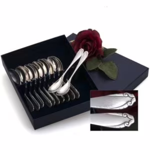 Zilveren theelepels gemaakt door H.Hooijkaas te Schoonhoven in model Moustache ontworpen door Harm Ellens.